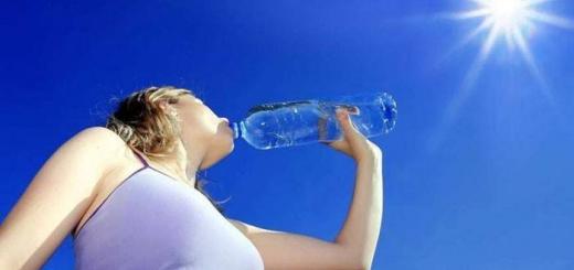 Why you should drink water.  The role of water in losing weight.  Why you should drink water when losing weight
