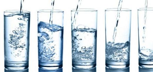 Är det skadligt eller fördelaktigt att dricka mycket vatten?